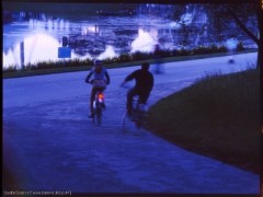 Viele Radfahrer begreifen nicht, dass sie ohne Beleuchtung bereits in der Dämmerung nahezu unsichtbar sind. Das macht auch die Benutzung von Radwegen gefährlich.