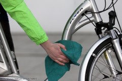 Erst Waschen und dann pflegen: Wachspolitur, mit einem weichen Lappen aufgetragen, sieht nicht nur gut aus, sondern schützt vor den Strapazen des Alltags.