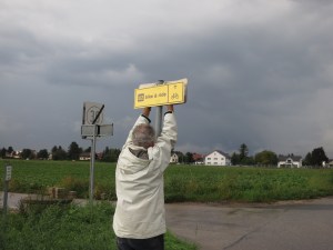 Bei widrigsten Wetterverhältnissen wurden die Tafeln montiert